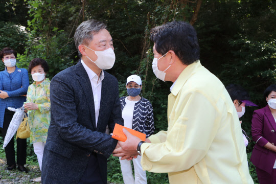 국민의힘 대권주자 최재형(왼쪽) 전 감사원장이 6·25 전쟁 정전협정 제68주년 겸 유엔군 참전 71주년을 맞은 27일 경기도 연천군 유엔군 화장장 시설을 방문해 김광철 연천군수와 인사를 나누고 있다.연합뉴스